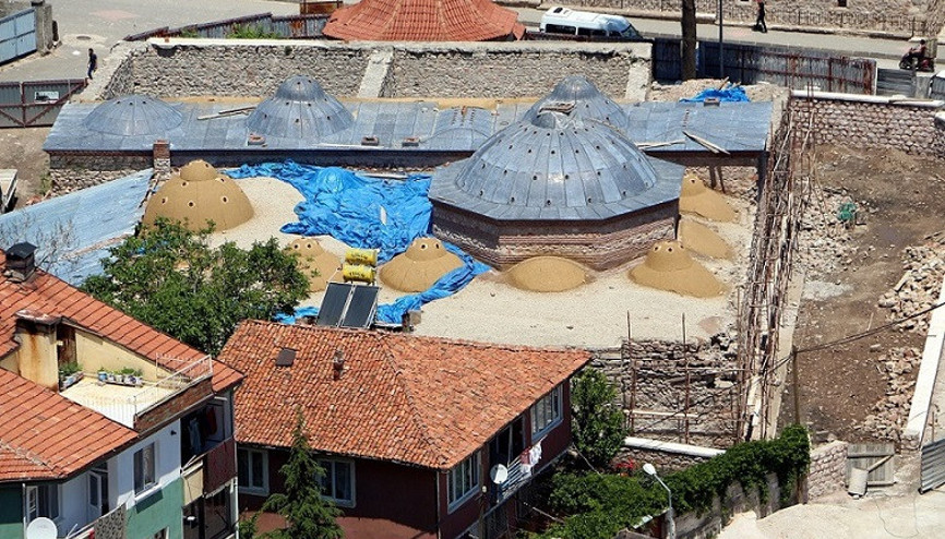 Tarihi hamamın altından başka bir hamam çıktı Tarihi hamamın altından başka bir hamam çıktı