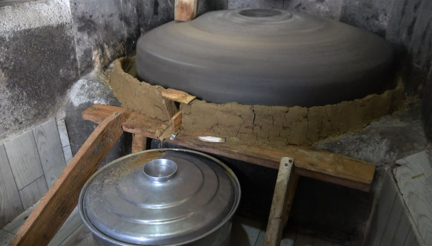 Asırlık taş değirmende dededen kalan yöntemlerle tahin üretiliyor