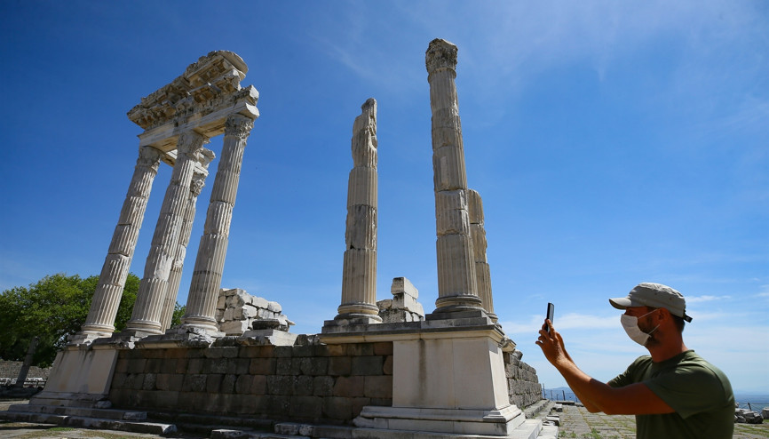 UNESCO Dünya Kültür Miras Listesinde yer alan Bergama ziyaretçilerini kontrollü ağırlıyor