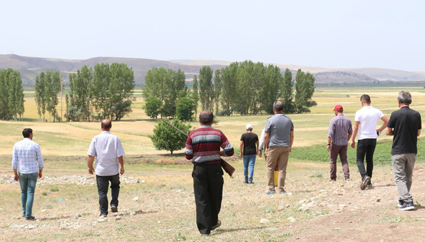 Ayağa kaldıran aslan iddiası Köylüler her yerde arıyor Ayağa kaldıran aslan iddiası Köylüler her yerde arıyor