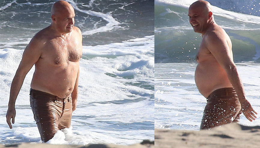 Karantinada göbek yapmış: Denize pantolonla girdi