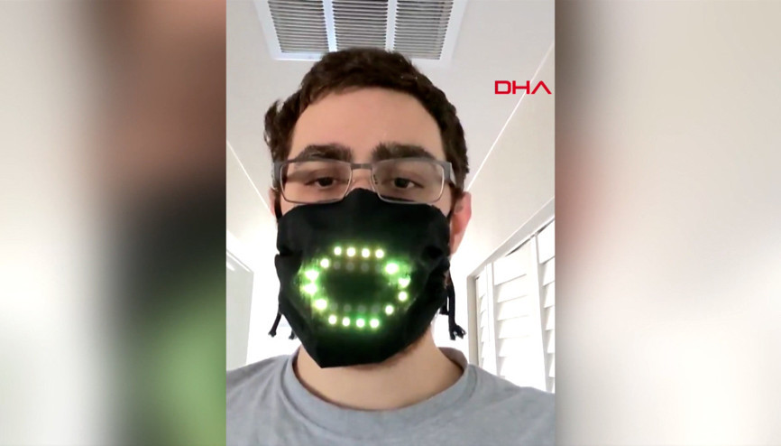 İngiliz oyun tasarımcısından LED ışıklı maske İngiliz oyun tasarımcısından LED ışıklı maske