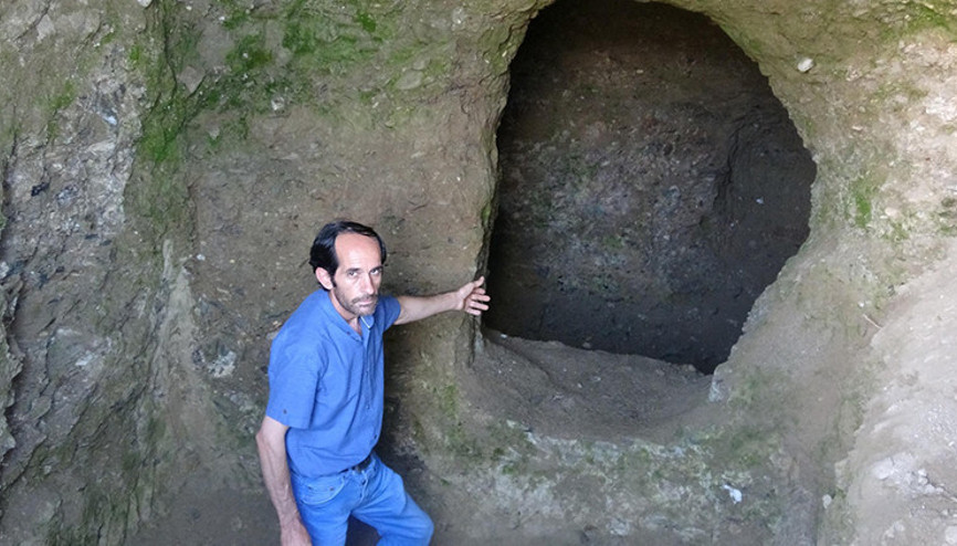 Defineciler asırlık mezarlara zarar verdi