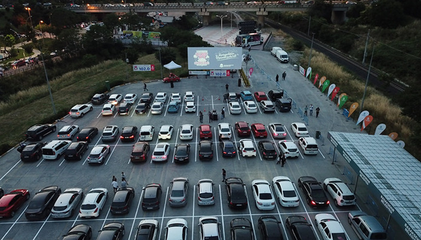 Açık havada arabalı sinema keyfi