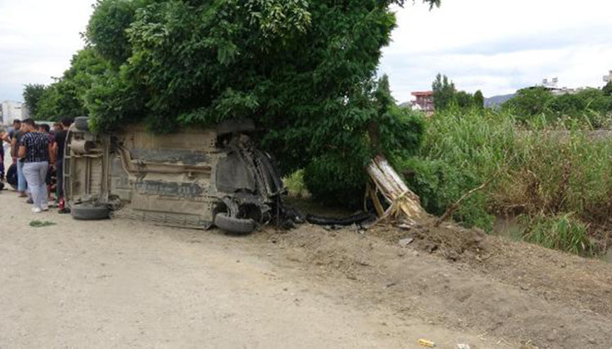 Otomobil dut ağacına çarptı: 2 yaralı