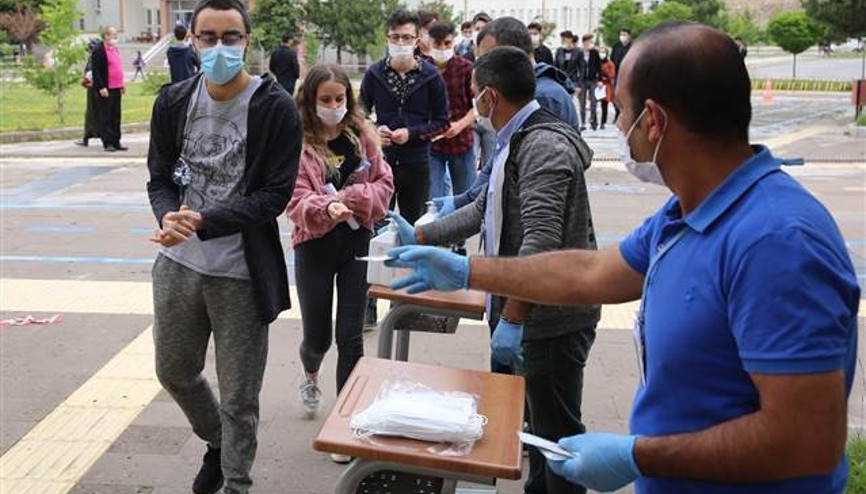 MSÜ sınavına girenler koronavirüs önlemleriyle salonlara alındı