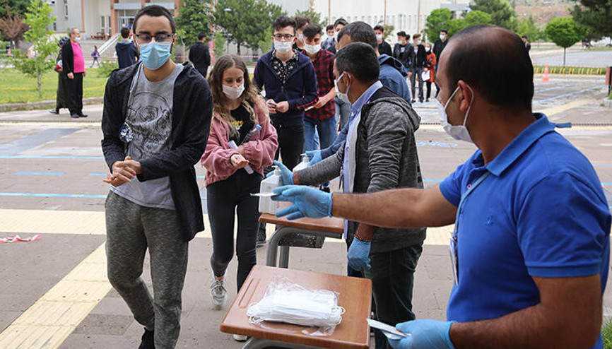 MSÜ sınavına girenler, koronavirüs önlemleriyle salonlara alındı