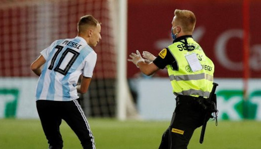 Pes dedirten olay La Ligada seyircisiz maçta sahaya seyirci girdi...