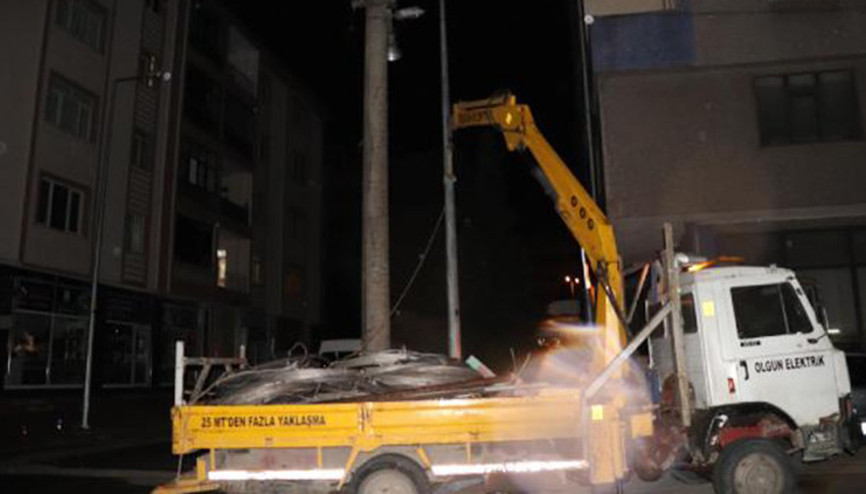 Direk montajı yapan işçiler, akıma kapıldı: 1 ölü