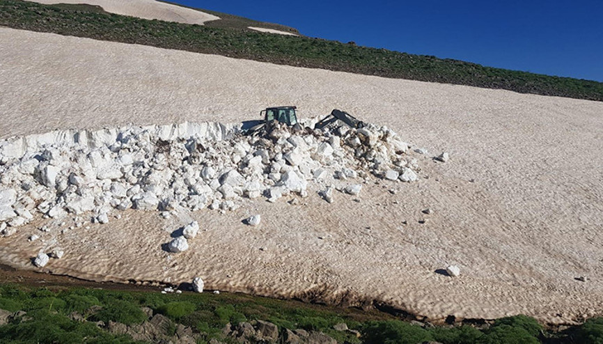 Şırnakta karla kapanan yayla yolları açılıyor