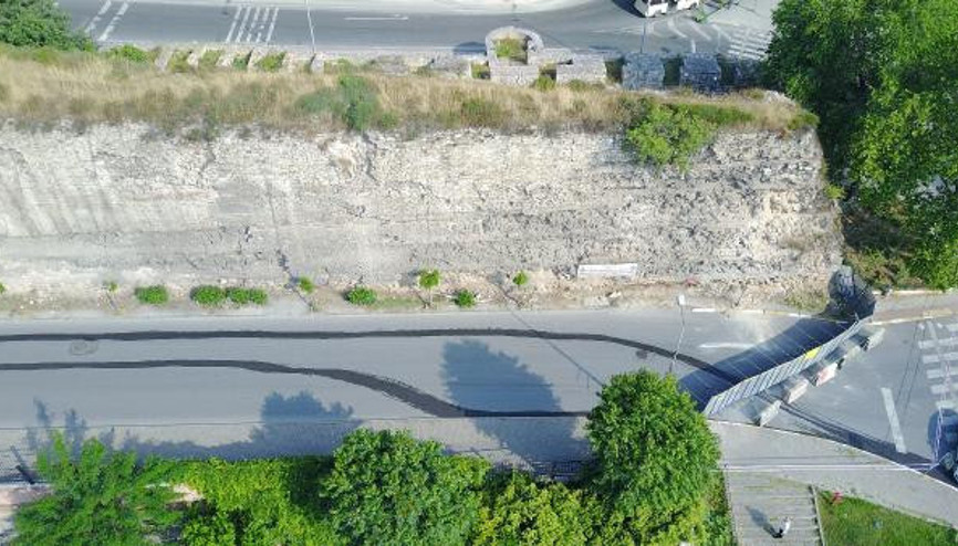 Tarihi surlarda çökme... Yol trafiğe kapatıldı