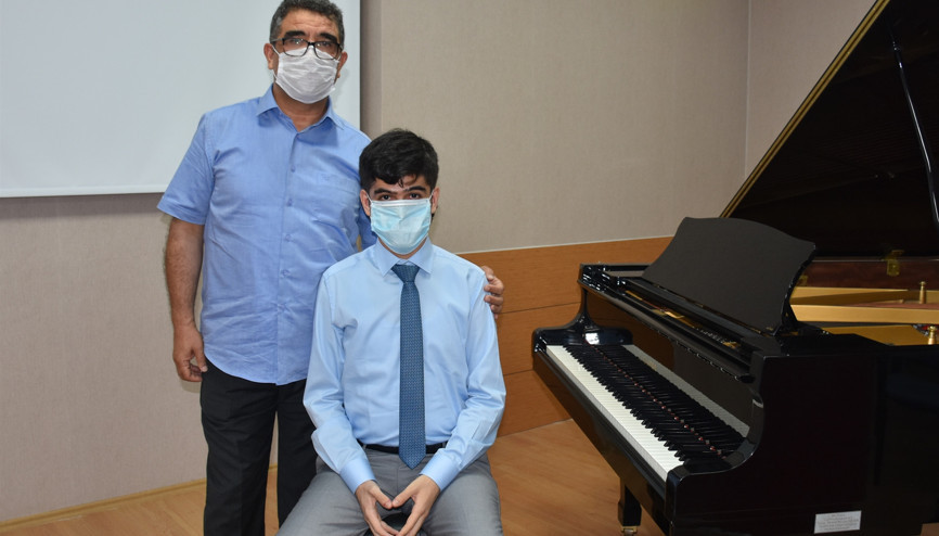 Otizmli Buğra yüksek lisanstan mezun oldu