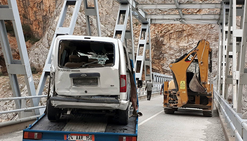 5 kişinin öldüğü kazada, nehre düşen araç vinçle çıkarıldı