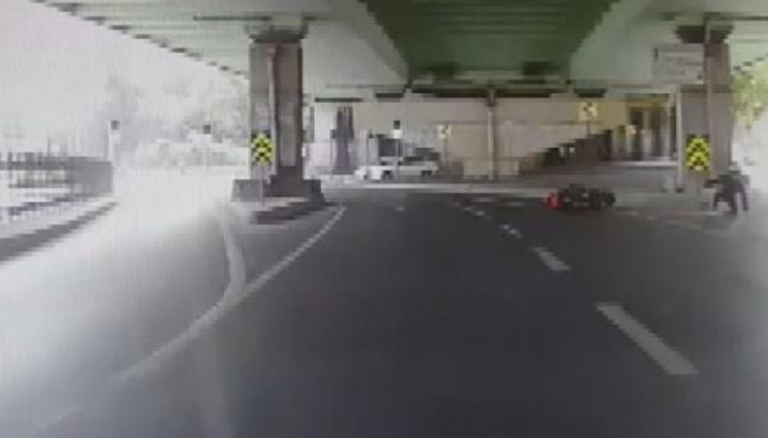 Mecidiyeköydeki motosiklet kazası kamerada Mecidiyeköydeki motosiklet kazası kamerada