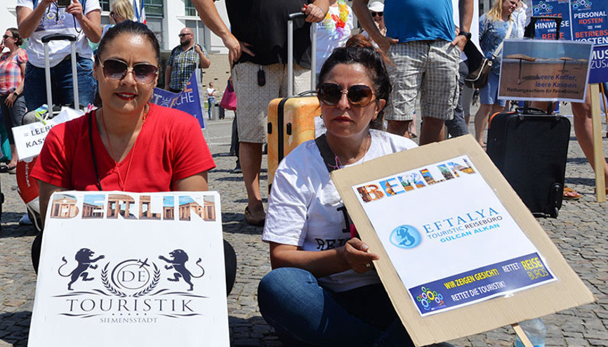 Almanya’da tur operatörleri ve seyahat acenteleri sokağa döküldü: Karar siyasi Almanya’da tur operatörleri ve seyahat acenteleri sokağa döküldü: Karar siyasi