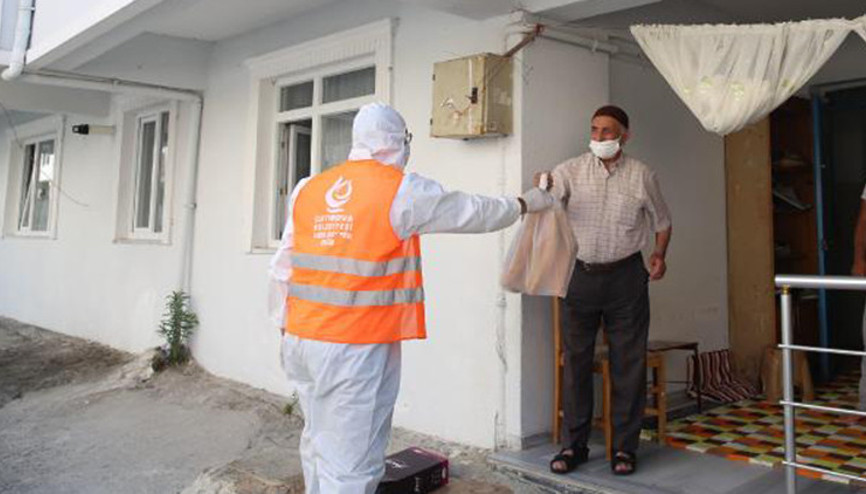 Çayırovada karantinaya alınan sokakta ekmek ve maske dağıtıldı
