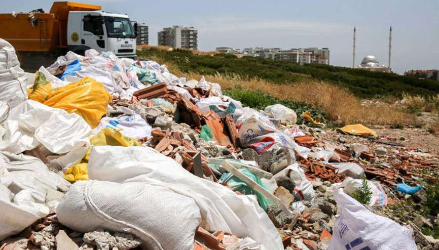 Bariyerleri yıkıp, doğaya 50 ton moloz döktüler Bariyerleri yıkıp, doğaya 50 ton moloz döktüler