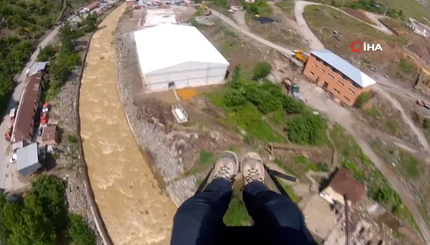 Artvinde paraşütçü fabrikanın çatısına zorunlu iniş yaptı