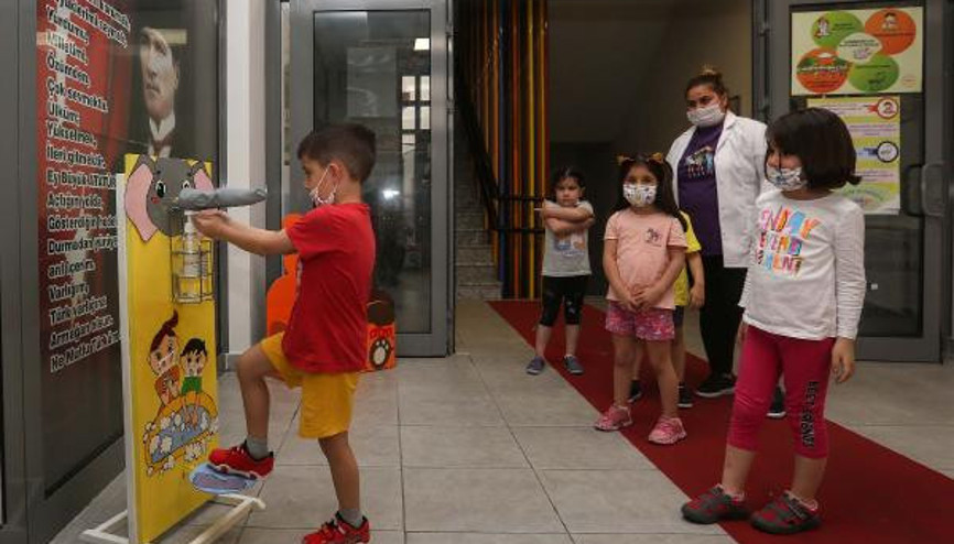 Geri dönüşüm malzemelerinden dezenfektan standı Geri dönüşüm malzemelerinden dezenfektan standı