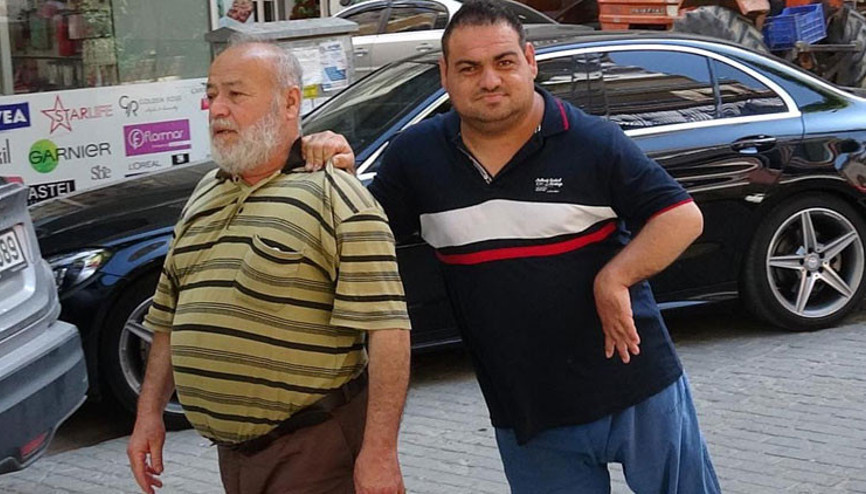 Bedensel engelli oğluna 21 yıldır gözü gibi bakıyor