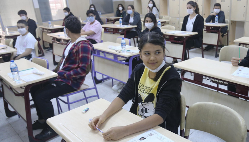 Sosyal mesafeli ve maskeli sınav