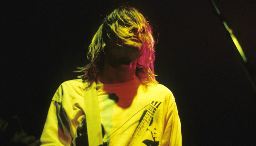 Nirvananın solisti Kurt Cobainin gitarı 6 milyon dolara satıldı