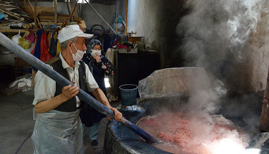 52 yıldır halı ve kilim iplerini renklendiriyor