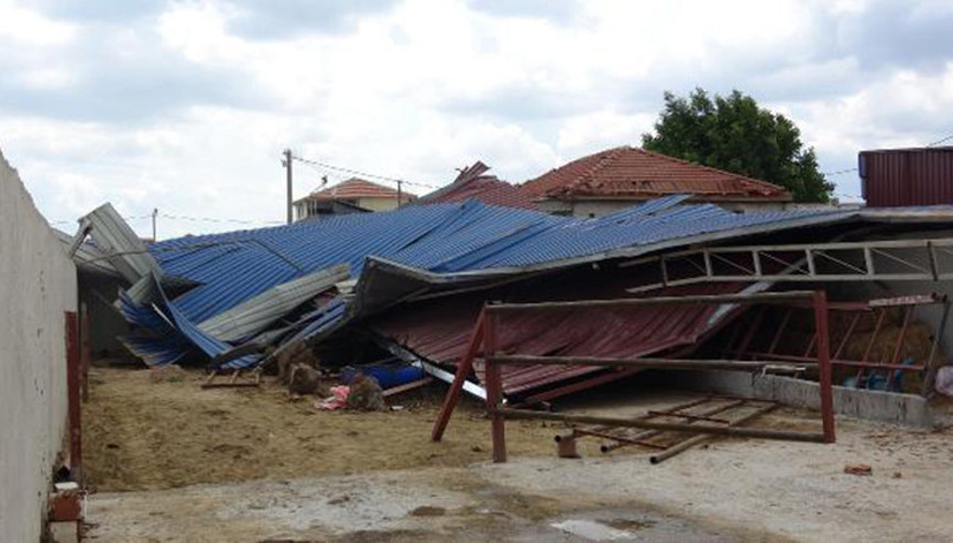 İncirliovada hortum; 600 metrekarelik çatı uçtu