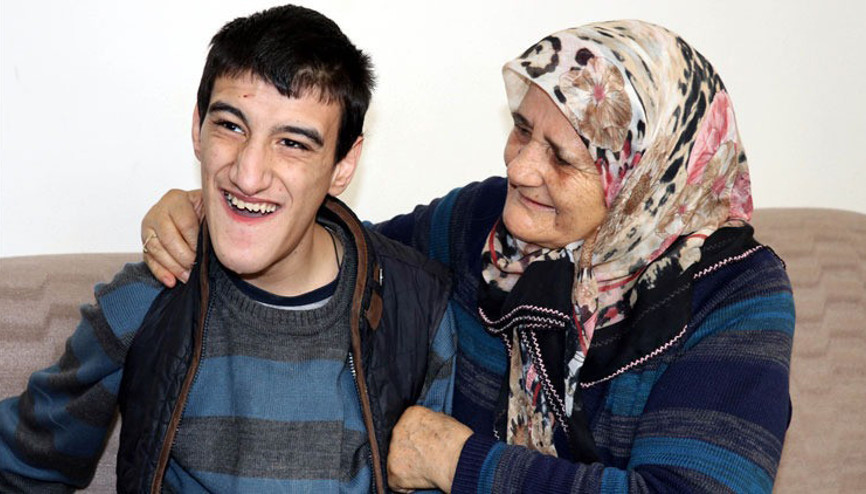 Ömrünü zihinsel engelli oğluna adadı