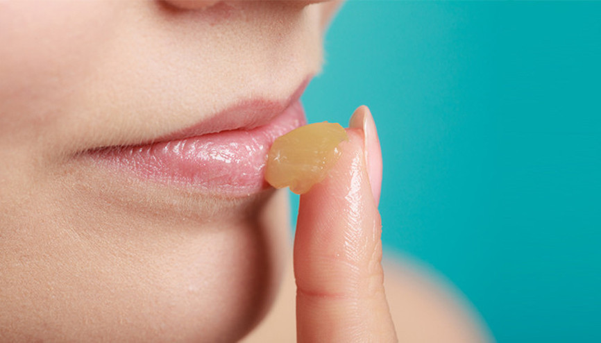 Kuruyan Dudaklar İçin Yumuşatıcı Etkili Maske Tarifi Kuruyan Dudaklar İçin Yumuşatıcı Etkili Maske Tarifi