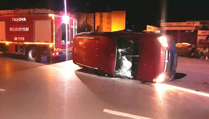 Amasyada hafif ticari araç devrildi: 4 yaralı