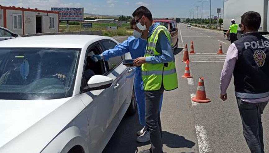 Sivasın Şarkışla ilçesinde giriş çıkışlarda kontrol uygulaması
