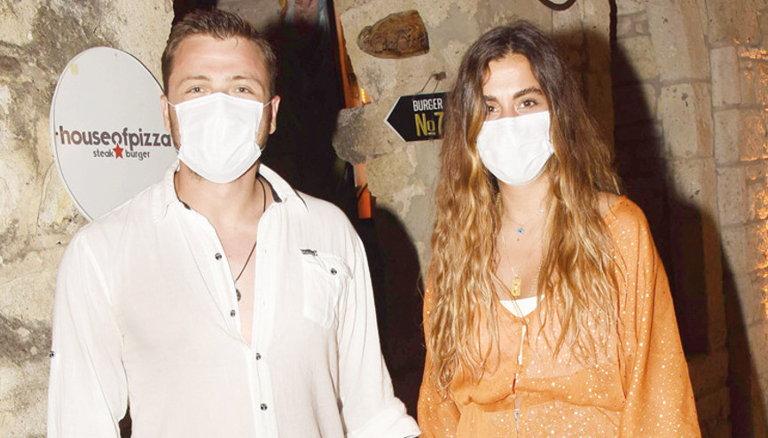 Tolga Sarıtaş ve sevgilisi Zeynep Mayruk tatilde