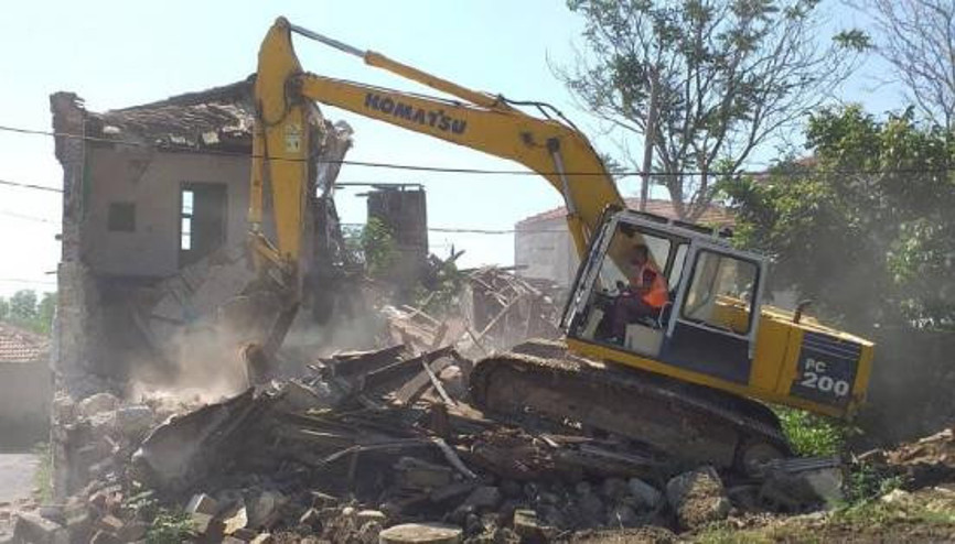 Silivride tehlike saçan metruk yapılar yıkıldı