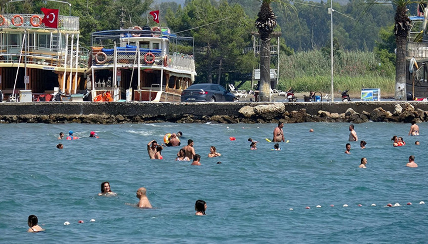 Tatilciler güneşli havanın keyfini çıkardı