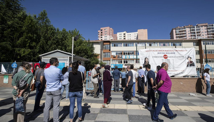 Sınav öncesi maskeli bekleyiş