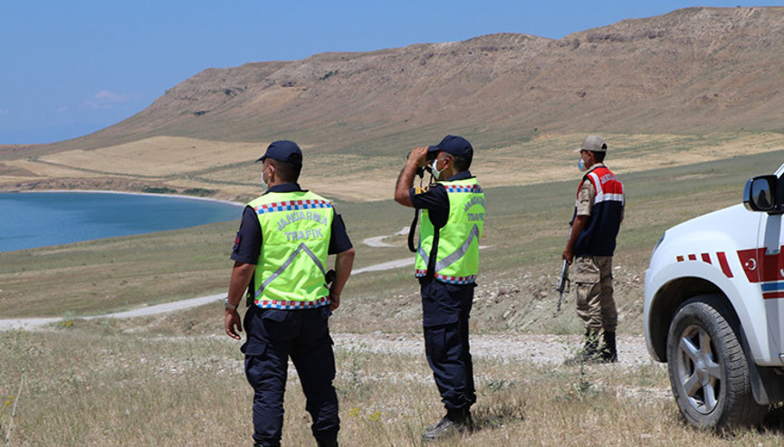 Van Gölünde göçmen teknesinin battığı ihbarı, ekipleri harekete geçirdi