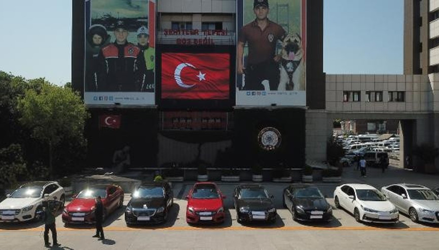 Bataklık operasyonunda ele geçirilen lüks araçlar sergileniyor