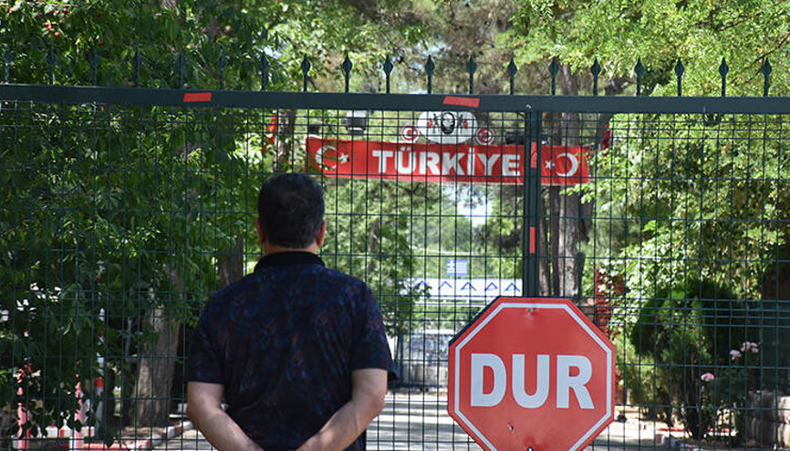 Yunanistan 1 Temmuzda açılacağını duyurduğu sınır kapıları açmadı