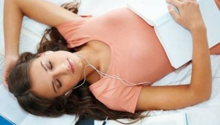 Kulaklıkla müzik dinlerken sağır olmayın