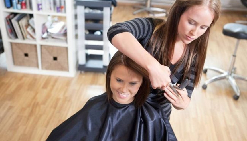 Sıkça saç kestirmek dökülmeyi önler mi