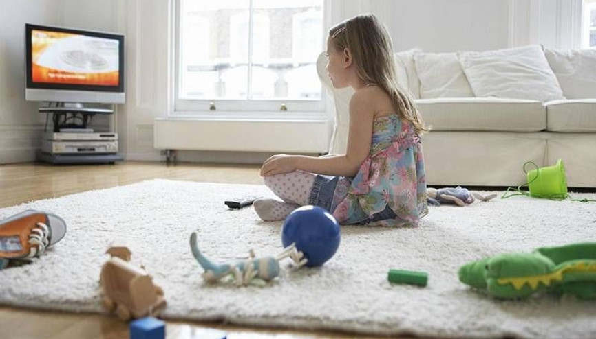 Çocuğunuzun televizyonu nasıl izlediğine dikkat edin