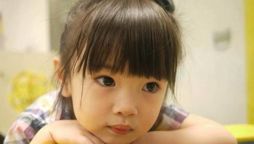 Bu küçük kızı ısırmamak mümkün değil