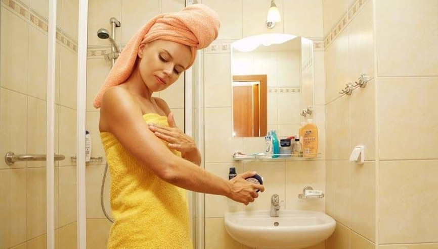 Duştan çıkar çıkmaz cildinizi nemlendirin