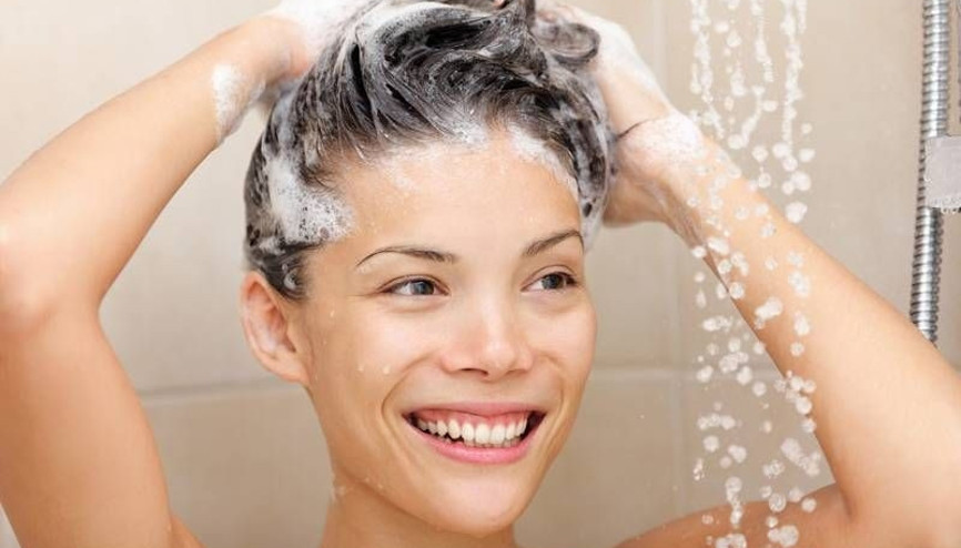 Şampuanı direkt saçınıza dökmeyin
