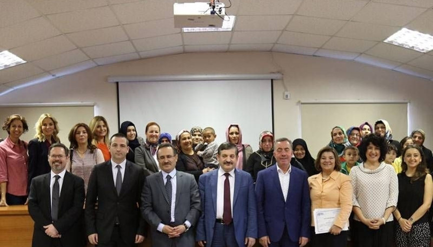 SEV Amerikan Koleji kadınlarla el ele
