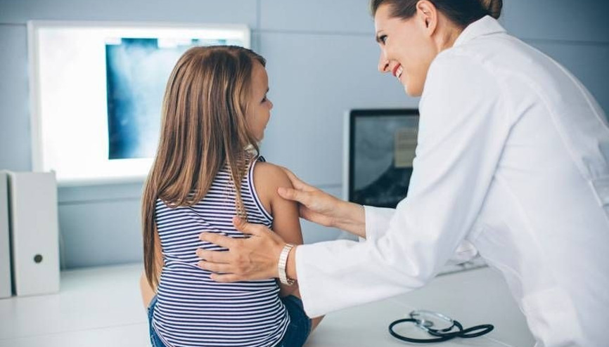 Çocuklarda duruş bozukluğu kambura neden oluyor