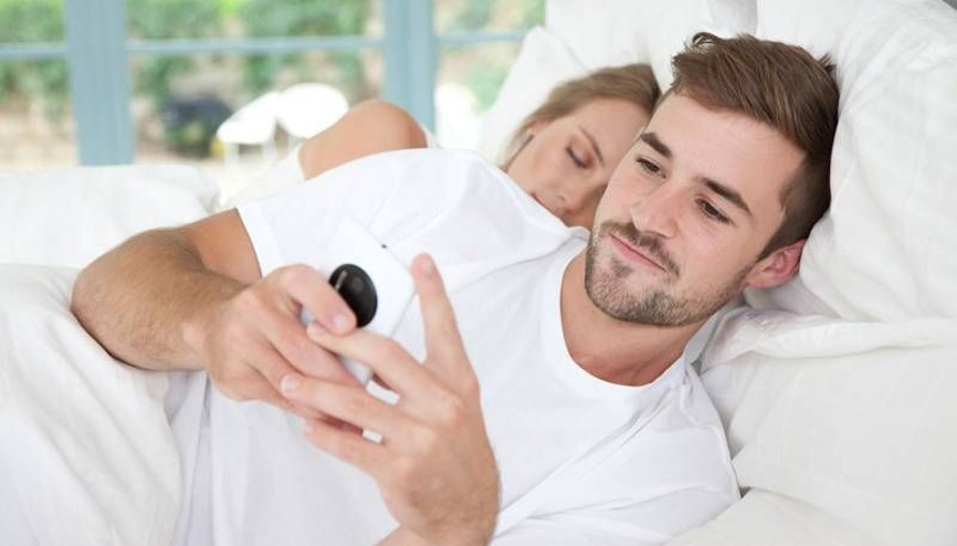 Bir erkeğin karısını aldattığını gösteren 12 işaret