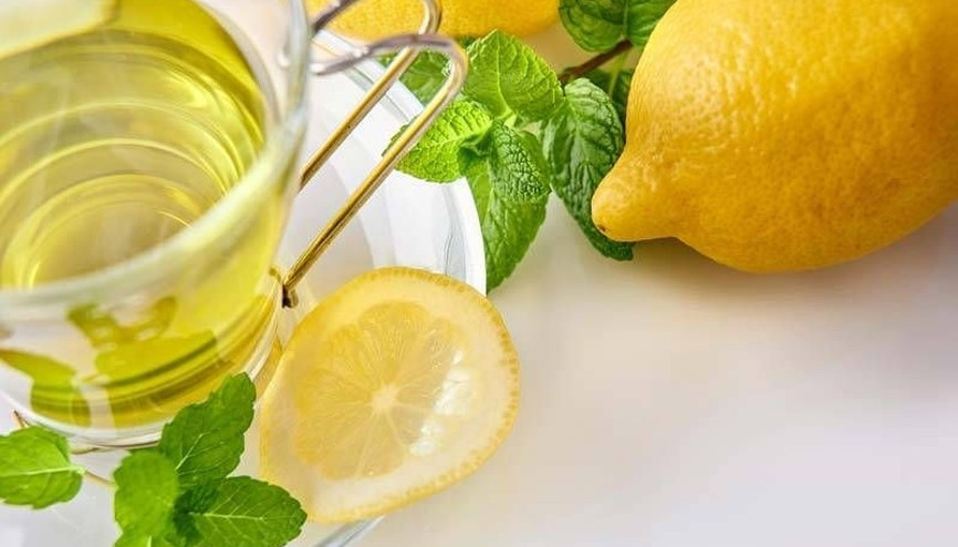 Yeşil çay demlerken içine 1 dilim limon atın