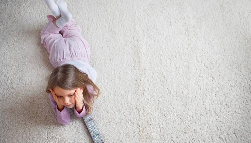 Çocukları ekrandan uzak tutalım mı tutmayalım mı